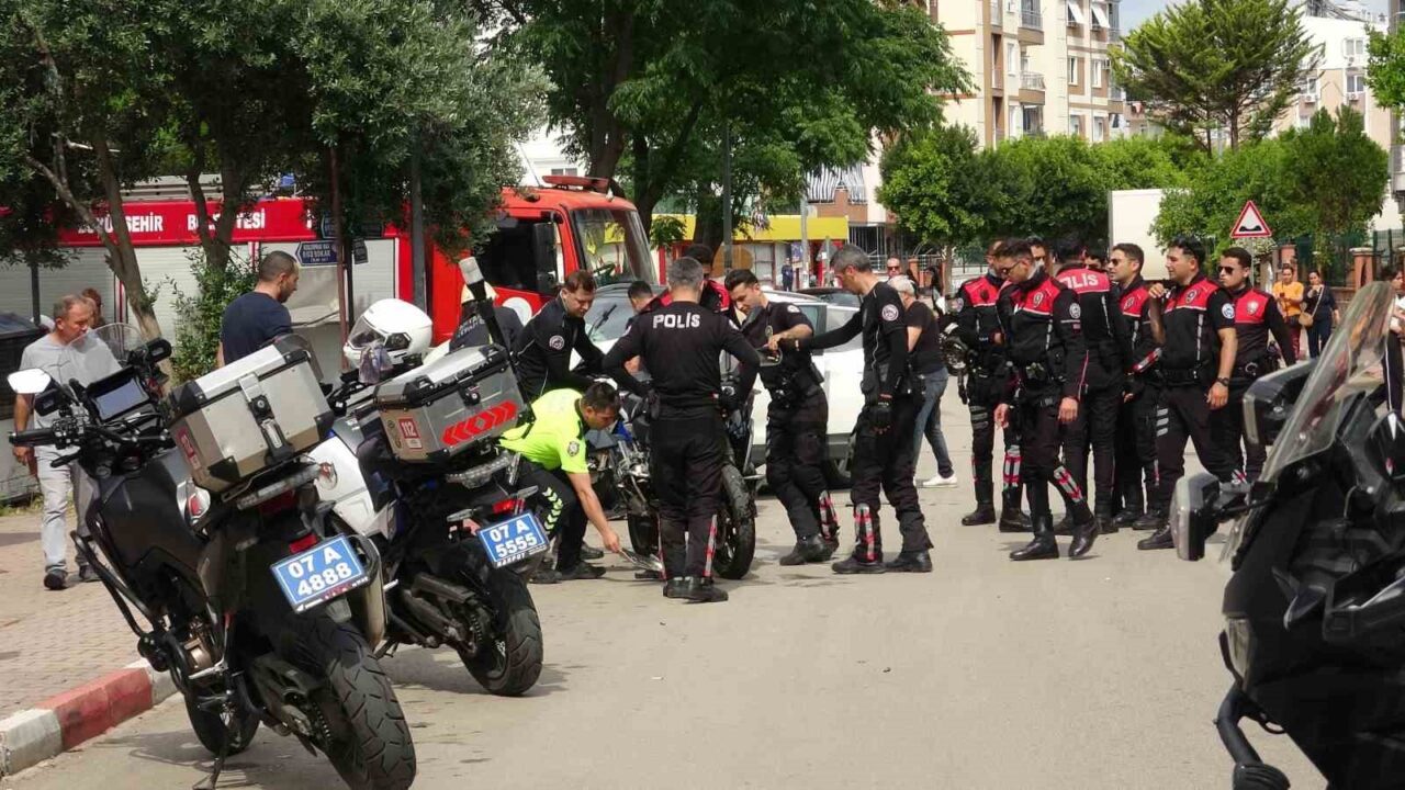 Antalya’da devriye görevindeki yunus timleri ile otomobilin çarpıştığı kazada 2