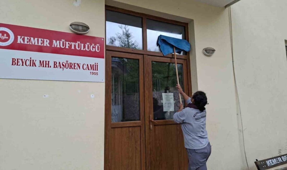 Kemer Belediyesi Temizlik İşleri Müdürlüğü ekipleri, Kurban Bayramı öncesinde ilçe