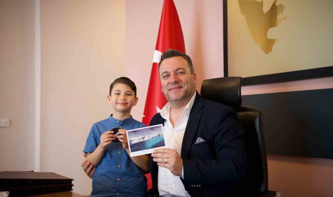 Kuşadası Belediye Başkan Vekili Tahsin Demirtaş, ailesiyle birlikte Antarktika’ya giderek