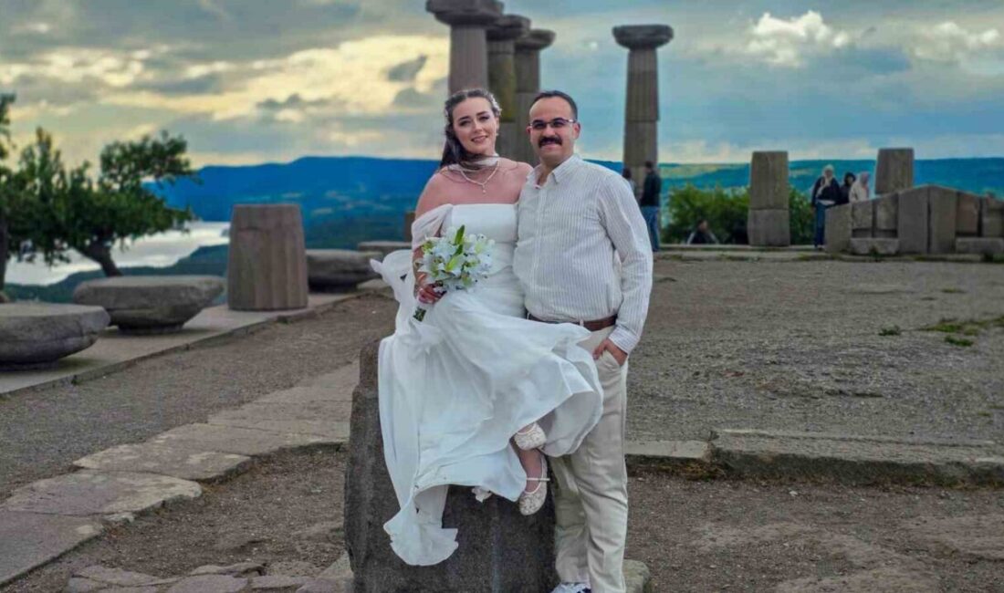 Çanakkale’de bir çift düğün fotoğrafları için Ayvacık ilçesine bağlı Assos