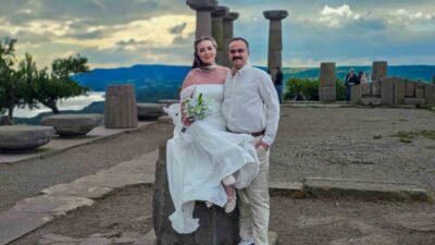 Çanakkale’de bir çift düğün fotoğrafları için Ayvacık ilçesine bağlı Assos