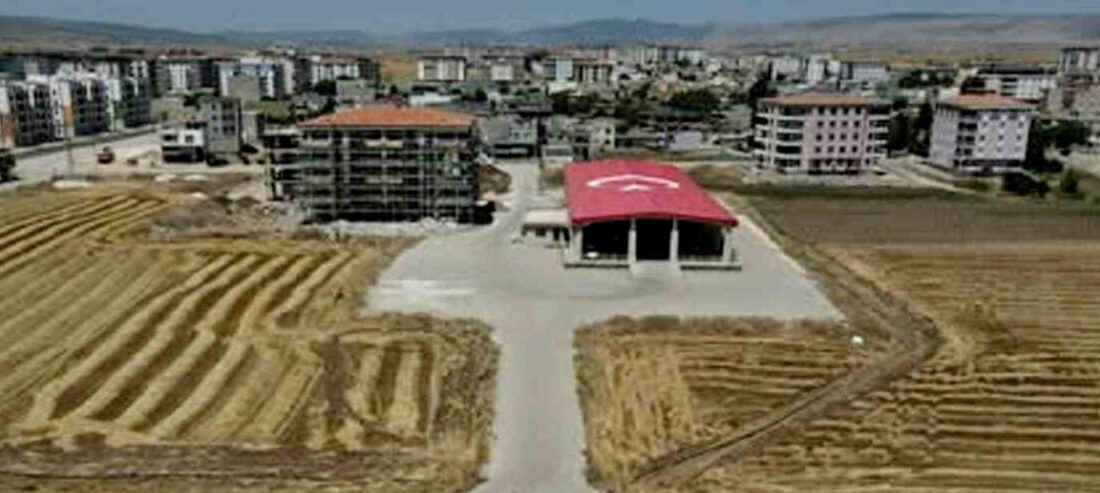 Gaziantep’in Araban ilçesinde kurbanlık satış yerinin, Semt Pazarı’nın yanı olarak