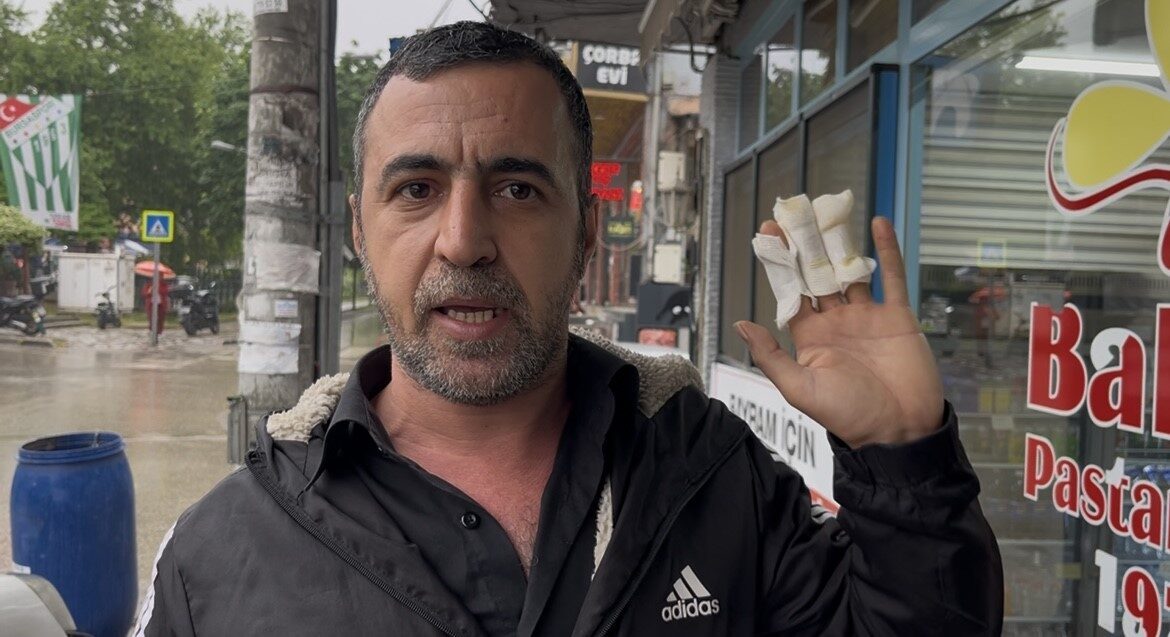 Bursa’nın Osmangazi ilçesinde kontrolden çıkan kamyonetin kaldırıma dalarak anne ve