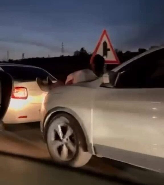 Bursa’da yolda kalan aracı çekmek isteyen bir vatandaş, halat bulamayınca