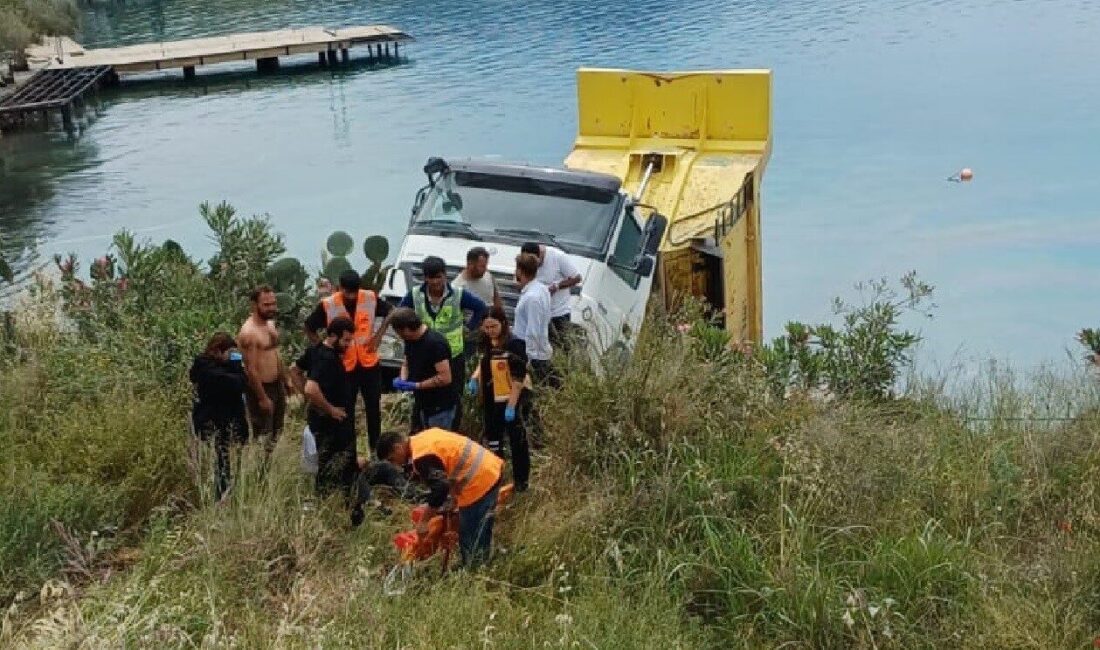 Muğla’nın Bodrum ilçesinde, şantiye içerisinde geri kayan hafriyat kamyonu denize