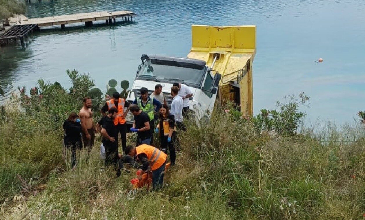 Muğla’nın Bodrum ilçesinde, şantiye içerisinde geri kayan hafriyat kamyonu denize