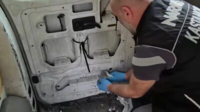 Kastamonu’da polis ekiplerince bir araçta kapı içerisine zulalanmış uyuşturucu madde
