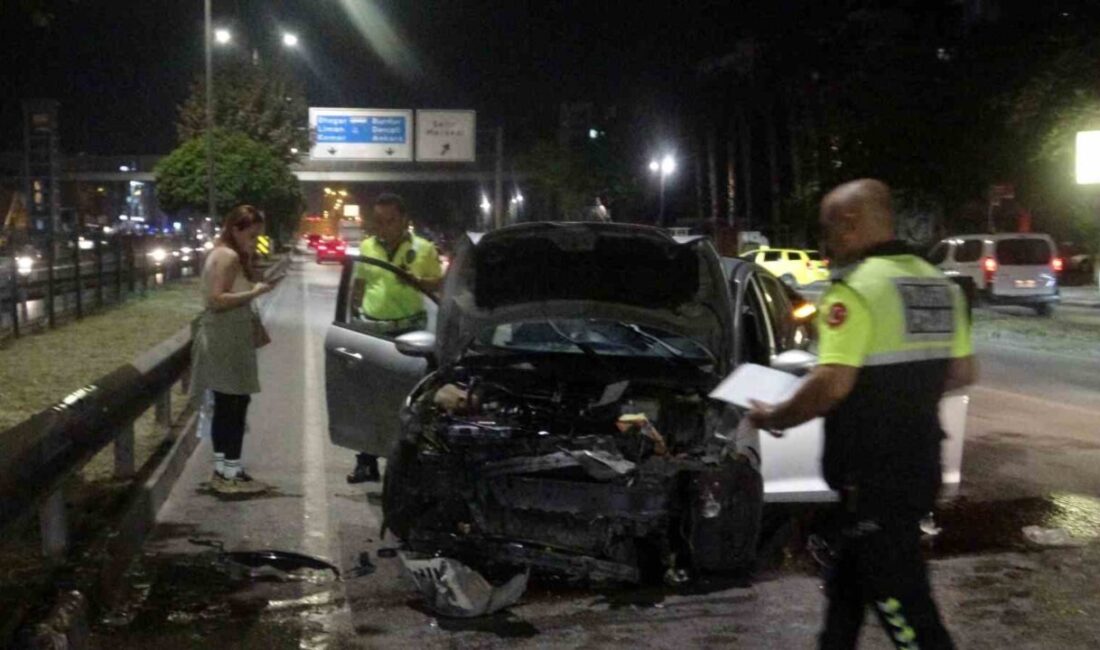 Antalya’da meydana gelen trafik kazasında araç sürücüsü kadın hurdaya dönen