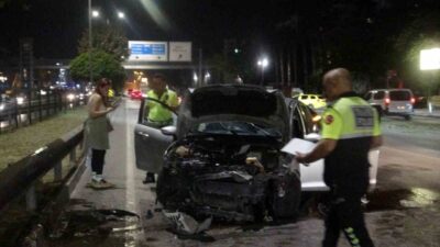 Antalya’da meydana gelen trafik kazasında araç sürücüsü kadın hurdaya dönen