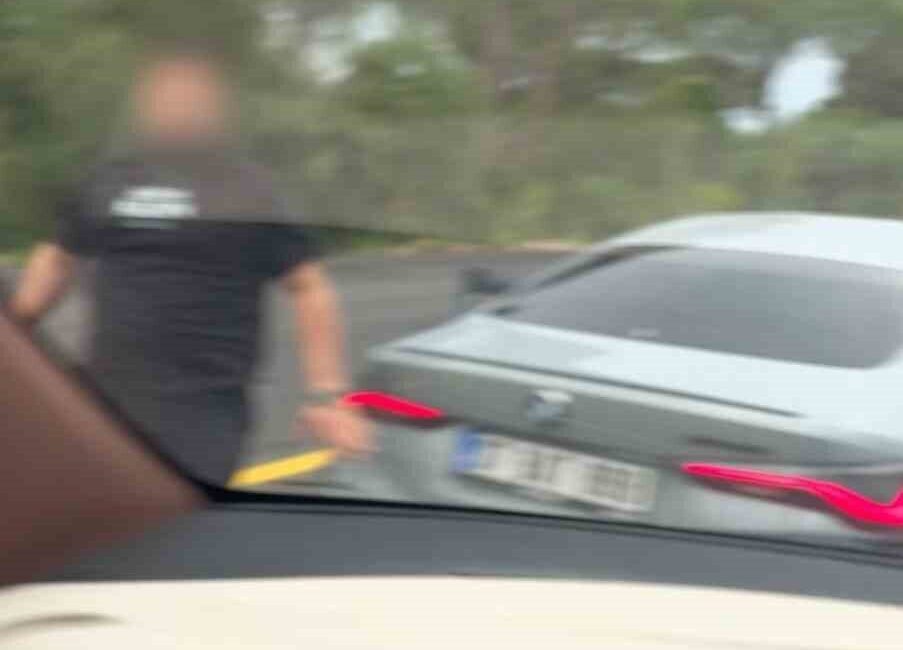 Antalya’nın Serik ilçesinde iki sürücünün trafikte tartışma anları ve sürücülerden