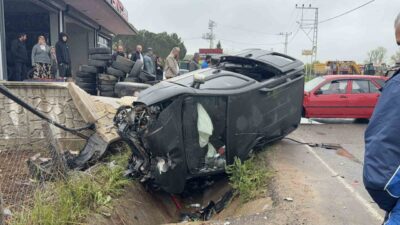 Kocaeli’nin Kandıra ilçesinde iki aracın çarpışması neticesinde savrulan hafif ticari