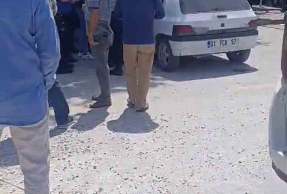 Mersin’in Tarsus ilçesi Çağlayan Mahallesi’nde bir kişi park halindeki bir