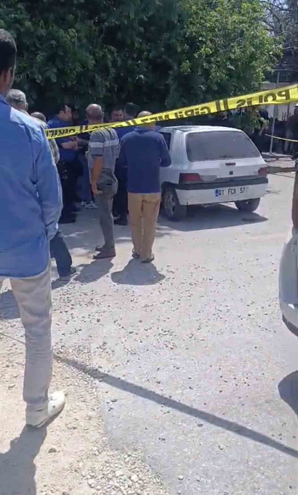 Mersin’in Tarsus ilçesi Çağlayan Mahallesi’nde bir kişi park halindeki bir