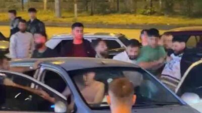 Karabük’te bir grup tarafından araçta bulunan 2 kişinin darbedildiği anlar,