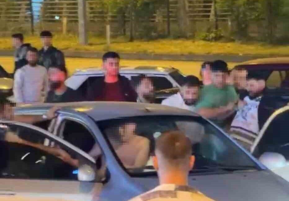 Karabük’te bir grup tarafından araçta bulunan 2 kişinin darbedildiği anlar,