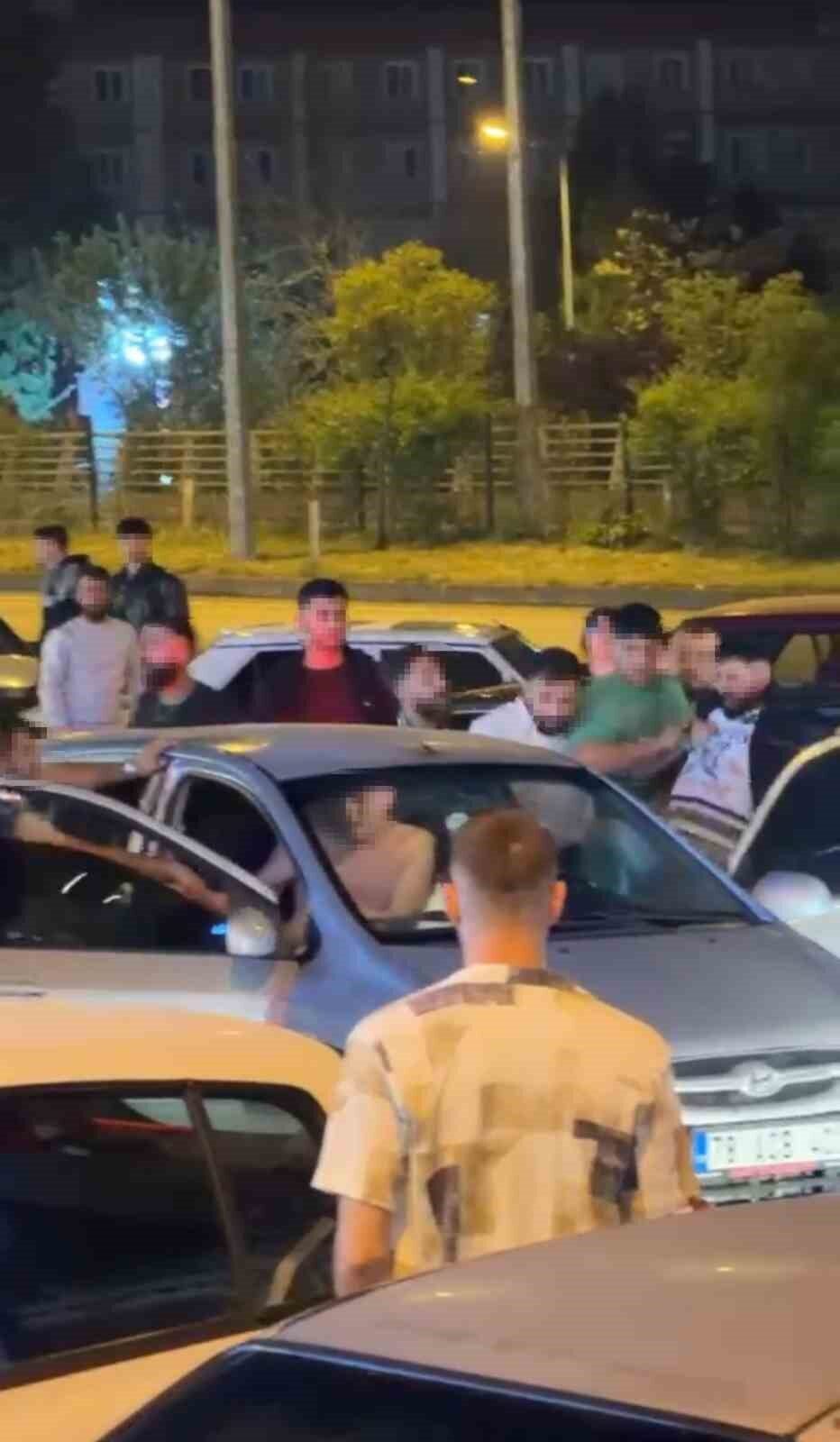 Karabük’te bir grup tarafından araçta bulunan 2 kişinin darbedildiği anlar,