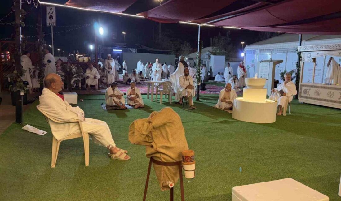 Yüzbinlerce hacı adayı Mekke-i Mükerreme’de Arafat vakfesi için Cebel’i Rahme