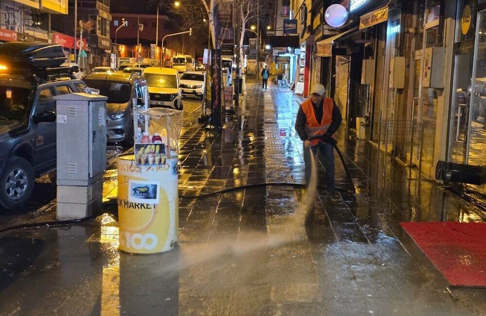 Ardahan Belediyesi Ekipleri’nin kent merkezindeki cadde ve sokaklarda başlattığı bahar
