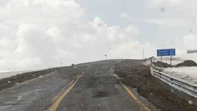 Ardahan-Artvin karayolu Sahara Geçidi’nde Mayıs ayında kar yağışı etkili oldu