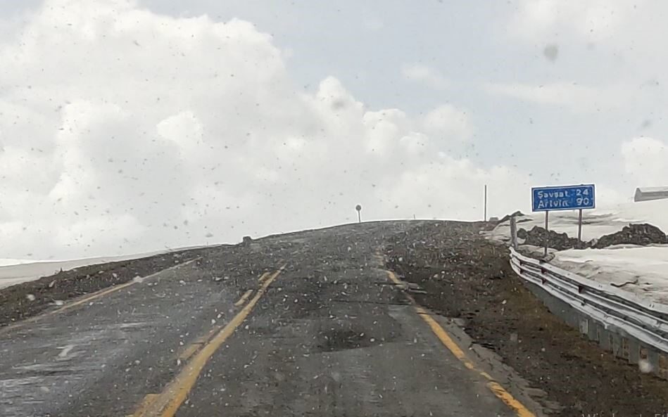 Ardahan-Artvin karayolu Sahara Geçidi’nde Mayıs ayında kar yağışı etkili oldu