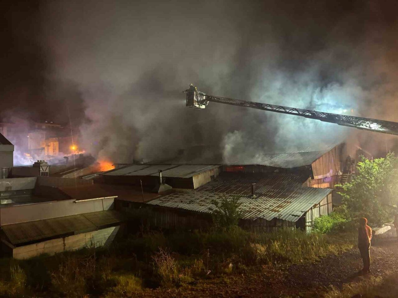 Arnavutköy’de gece saatlerinde ahşap kalıp üretim tesisinde yangın çıktı. Rüzgarın