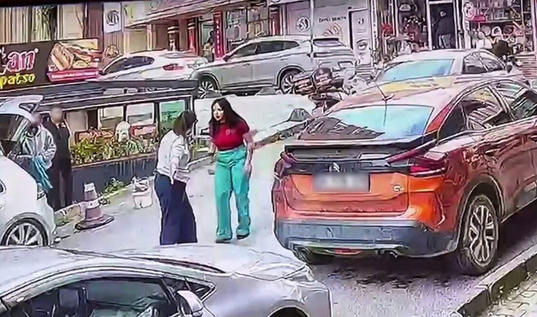 İstanbul’un Arnavutköy’de trafikte tartıştığı kadına saldırdığı anlar güvenlik kamerasına yansıyan