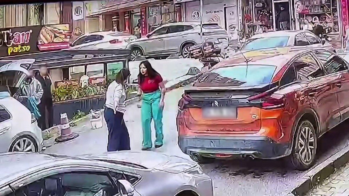 İstanbul’un Arnavutköy’de trafikte tartıştığı kadına saldırdığı anlar güvenlik kamerasına yansıyan