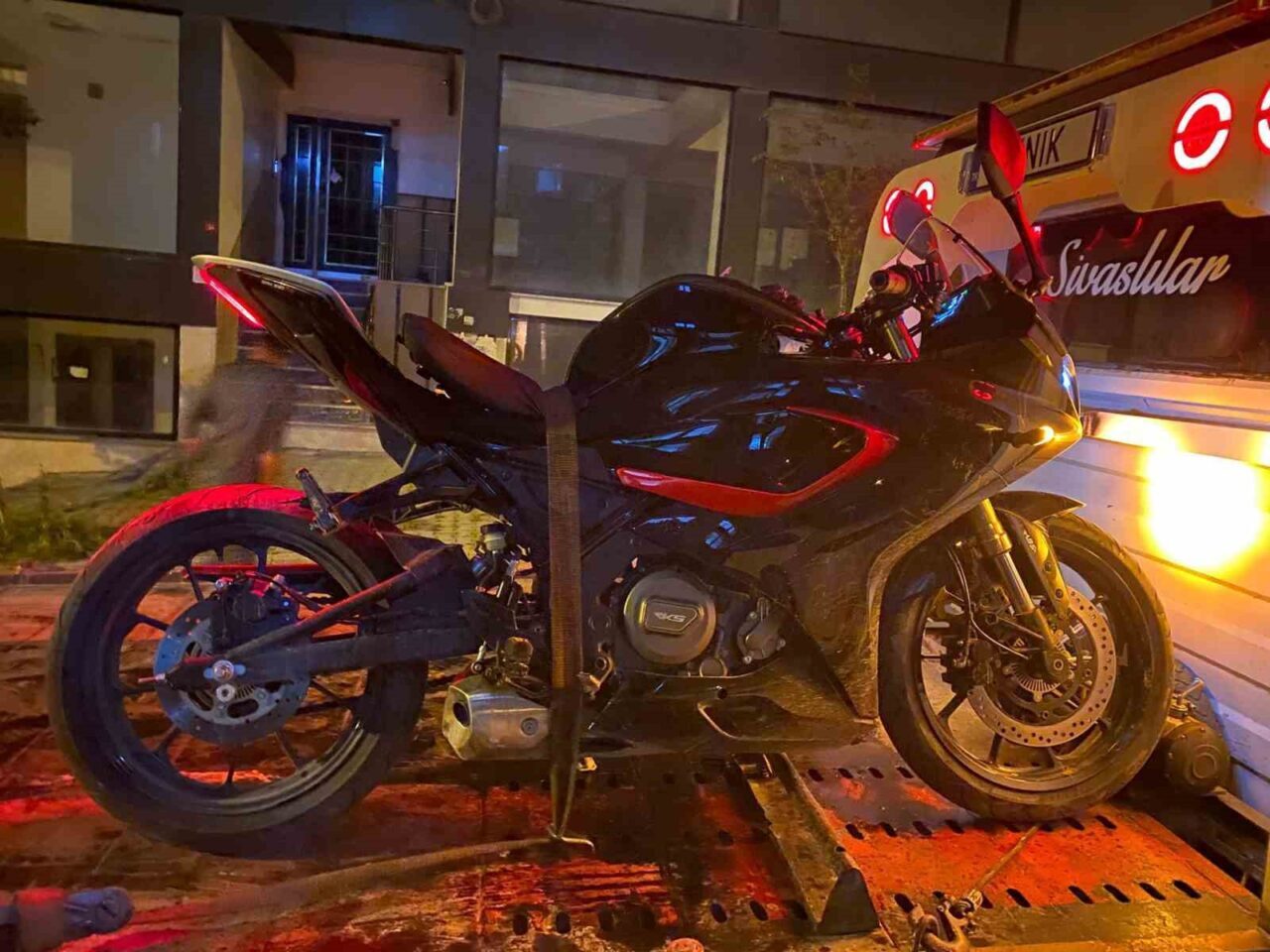 Arnavutköy’de yunus polislerinin dikkati sayesinde uyuşturucu madde, ruhsatsız tabanca ve