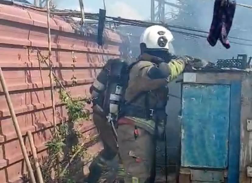 Hatay’da alevlere teslim olarak yanan baraka iş yeri kullanılmaz hale