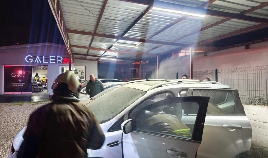 Hatay’da park halindeyken motor kısmı alevlere teslim olan otomobilde çıkan