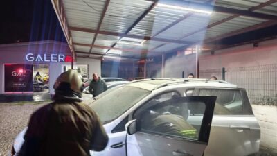 Hatay’da park halindeyken motor kısmı alevlere teslim olan otomobilde çıkan