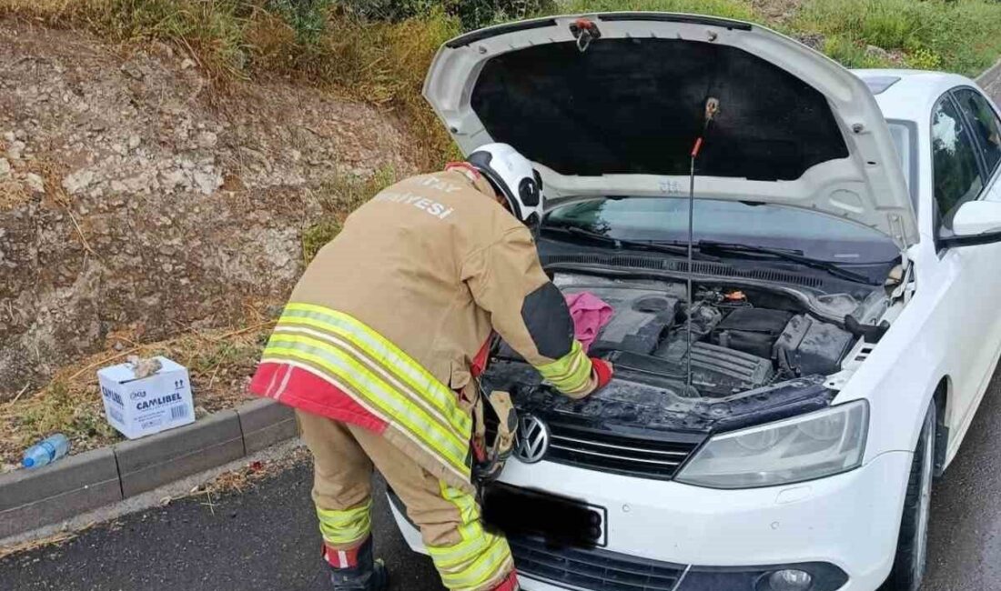 Hatay’ın Arsuz ilçesinde otomobilin motor kısmına sıkışan yavru kediler, ekiplerin