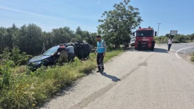 Hatay’ın Arsuz ilçesinde sürücüsünün direksiyon hakimiyetini kaybetmesiyle şarampole devrilen otomobilin