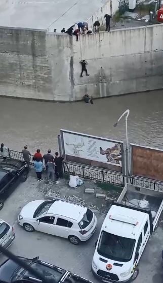Artvin’in Borçka ilçesinde dereye düşerek akıntıya kapılan 11 yaşındaki çocuk,