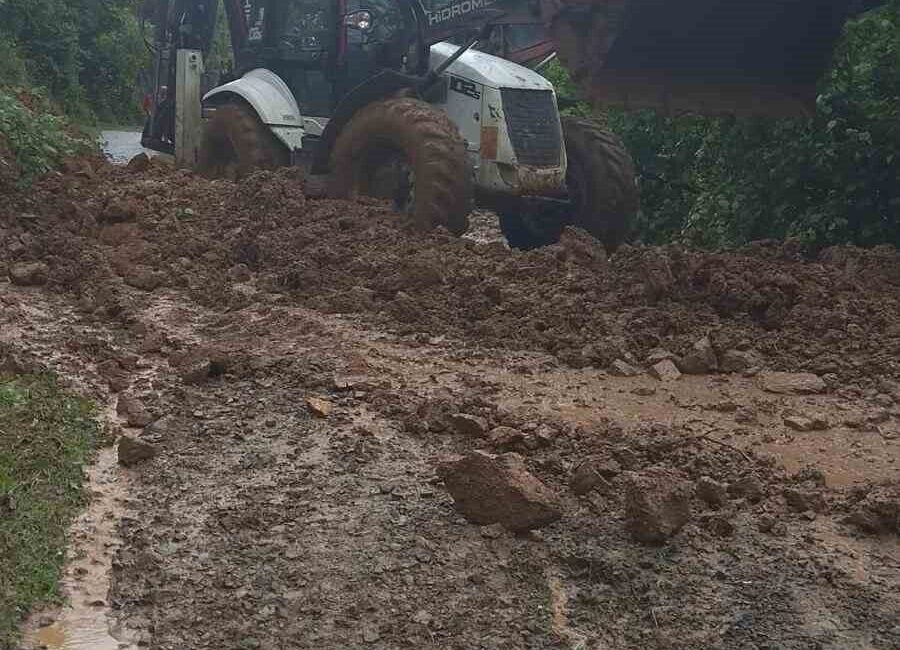 Artvin’in Borçka ilçesinde gece saatlerinde etkili olan yoğun yağış sonrası
