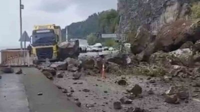Artvin’in Kemalpaşa ilçesinde meydana gelen heyelan, Sarp Sınır Kapısı yolunda