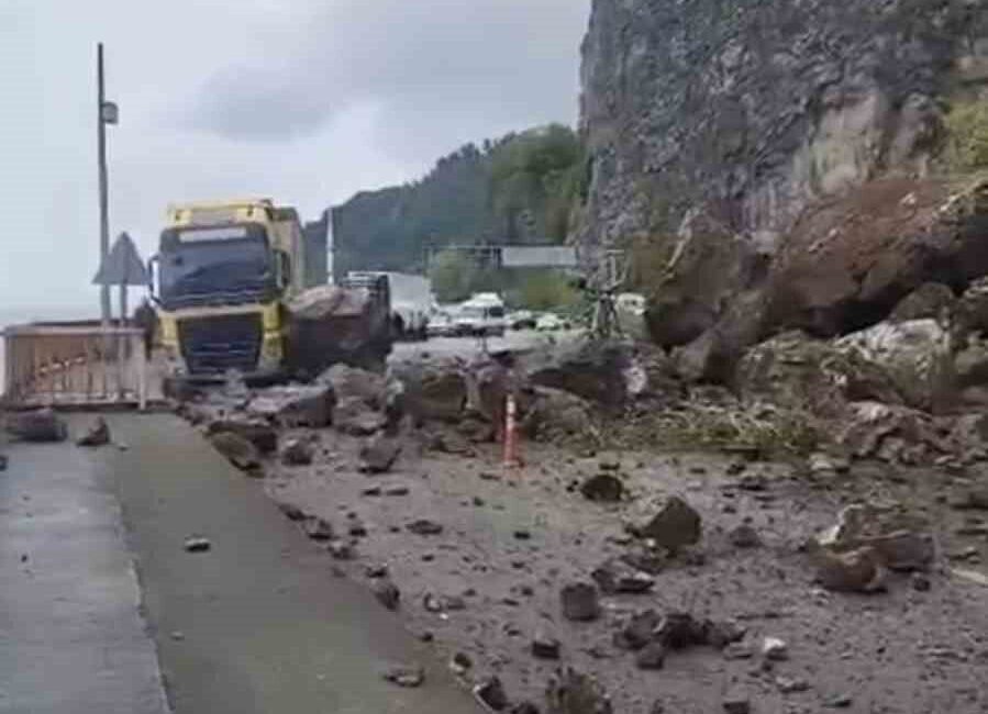 Artvin’in Kemalpaşa ilçesinde meydana gelen heyelan, Sarp Sınır Kapısı yolunda