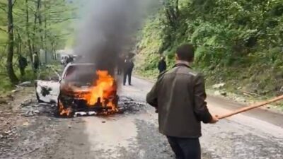 Artvin’in Borçka ilçesinde seyir halindeyken motor kısmından alev alan otomobil