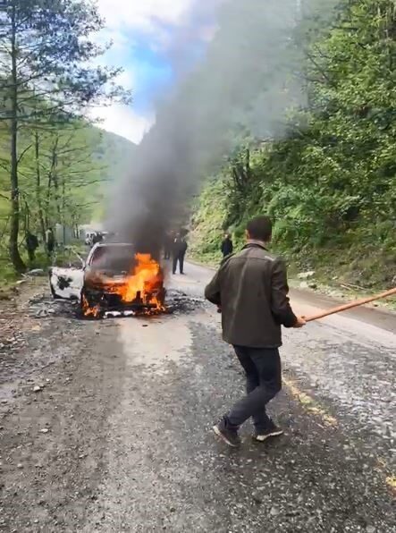 Artvin’in Borçka ilçesinde seyir halindeyken motor kısmından alev alan otomobil