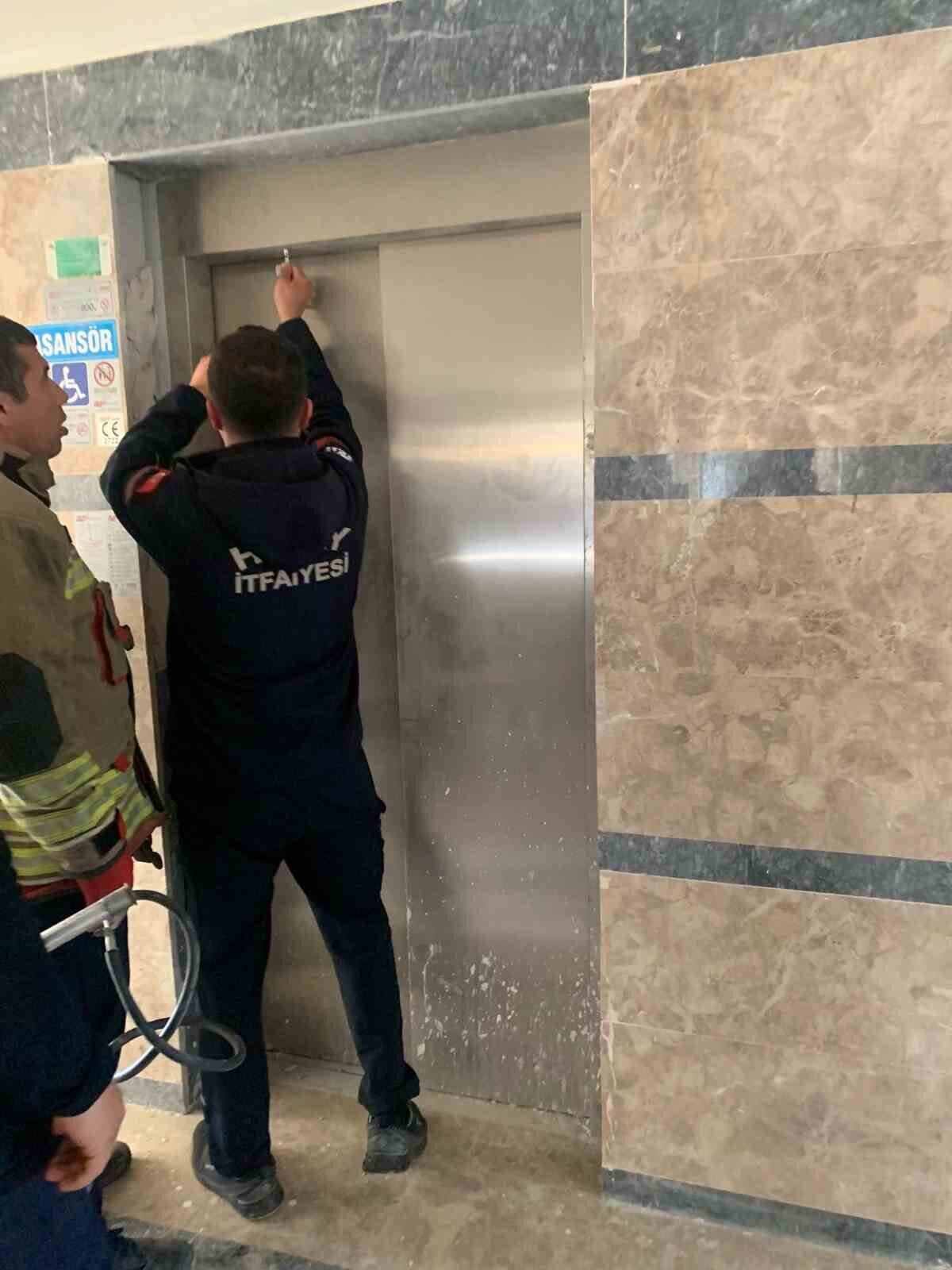 Hatay’da asansör boşluğuna düşerek mahsur kalan yavru kediyi itfaiye kurtardı.
