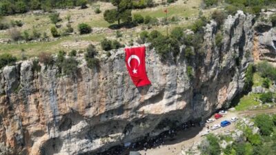Mersin’in Erdemli ilçesinin kırsalında yer alan Aserin Kayası eşsiz manzarasıyla