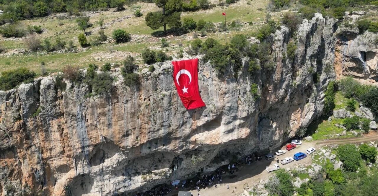 Mersin’in Erdemli ilçesinin kırsalında yer alan Aserin Kayası eşsiz manzarasıyla