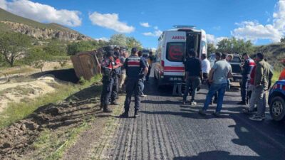 Nevşehir’in Ürgüp ilçesinde, asfalt çalışması sırasında kontrolden çıkarak şarampole devrilen