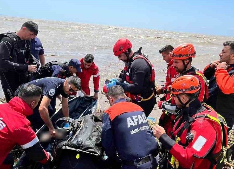Hatay’da AFAD ve itfaiye ekipleri tarafından yürütülen çalışmalarda Asi Nehri