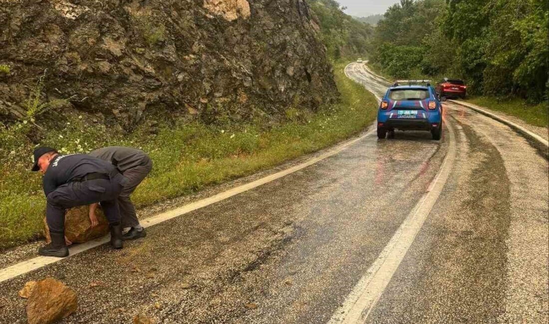 Bilecik’in İnhisar ilçesinde etkili olan aşırı yağış ardından yola taş