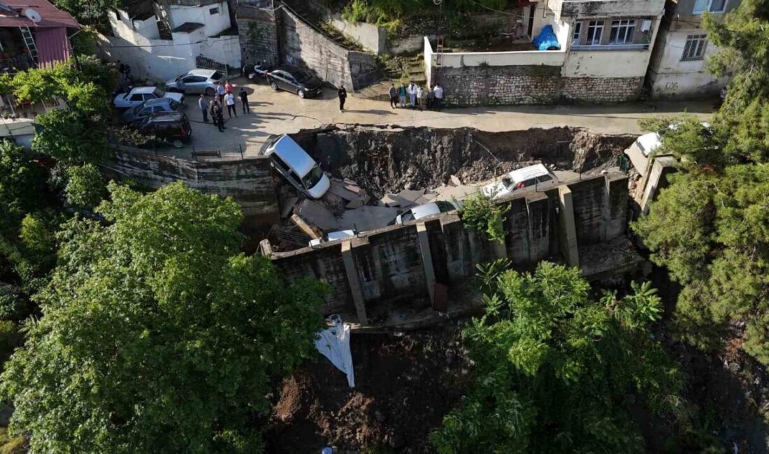 Hatay’da aşırı yağış sonrası çökme yaşanan yolda 5 araç zarar