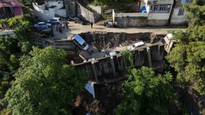Hatay’da aşırı yağış sonrası çökme yaşanan yolda 5 araç zarar