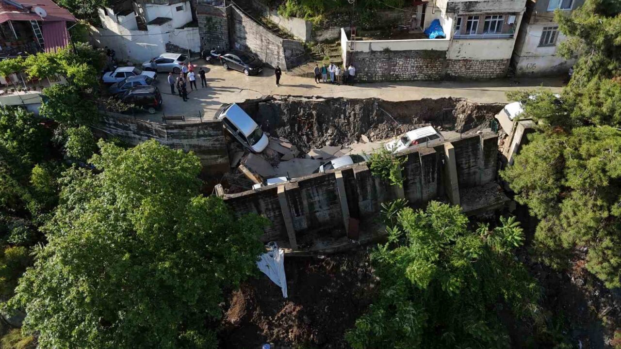 Hatay’da aşırı yağış sonrası çökme yaşanan yolda 5 araç zarar
