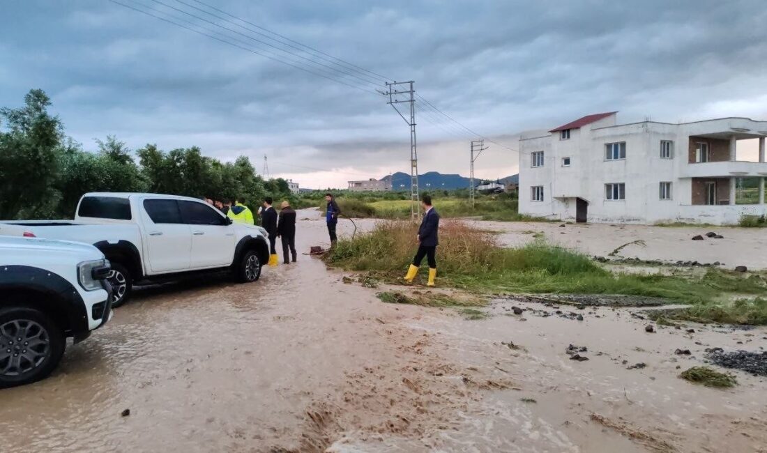 Hatay’ın Erzin ilçesinde etkili olan sağanak yağış nedeniyle dereler taştı,