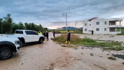 Hatay’ın Erzin ilçesinde etkili olan sağanak yağış nedeniyle dereler taştı,